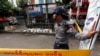 ရန်ကုန်မြို့ ဗုံးတွေ့ရှိပြီးနောက် ရဲဝန်ထမ်းများ လုံခြုံရေး တင်းကျပ်စွာ ချထားစဉ်။ (အောက်တိုဘာ ၁၅၊ ၂၀၁၃)