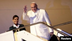 សម្តេច​ប៉ាប Francis លើក​ព្រះហស្ថ​គ្រវី​លា គ្រាដែល​ព្រះអង្គ​យាង​ឡើង​យន្តហោះ​ធ្វើ​ដំណើរ​យាង​ទៅ​ប្រទេស​ស្រីលង្កា និង​ហ្វីលីពីន​នៅ​អាកាស​យានដ្ឋាន Fiumicinoក្នុង​ទីក្រុងRome នៅ​ថ្ងៃទី១២ ខែមករា ឆ្នាំ២០១៥។