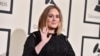 Adele arrive à la 58e cérémonie annuelle des Grammy Awards au Staples Center le 15 février 2016 à Los Angeles. 