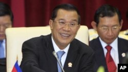 លោក​នាយក​រដ្ឋ​មន្ត្រី​ហ៊ុន សែនបាន​ប្រើ​ពេល​វេលា​ជាង​ប្រាំ​ម៉ោង​ឆ្លើយ​បំភ្លឺ​ក្នុង​រដ្ឋ​សភារឿង​បញ្ហា​ព្រំ​ដែន។