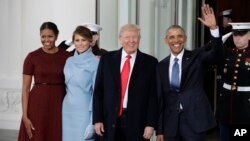 Le président Barack Obama et la Première dame Michelle Obama accueille le président élu Donald Trump et sa femme Melania Trump à la Maison Blanche à Washington, le 20 janvier 2017.