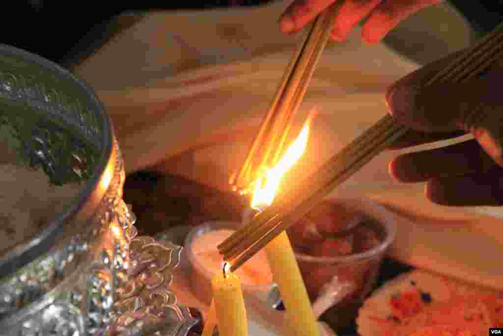 ប្រជាពលរដ្ឋខ្មែរ អុជធូបនៅថ្ងៃបុណ្យចូលឆ្នាំខ្មែរ ក្នុងវត្តមួយជាយរាជធានីភ្នំពេញ កាលពីថ្ងៃទី១៤ ខែមេសា ឆ្នាំ២០១៧។ (ហ៊ាន សុជាតា/VOA)