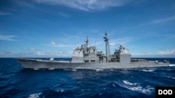 Arhiva - Krstarica sa navođenim raketama USS Antietam viđena u patroli u oblasti odgovornosti Sedne flote, u podršci stabilnosti i bezbednosti u Indo-azijsko-pacifičkoj oblasti. (Foto: Specijalista treće klase za komunikacije Mornarice SAD, Bredli J. Dži)