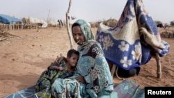 Timal Bara, 35 ans, et sa fille de 5 ans, Ka-Bito Bara, devant leur abri dans le camp de Mbéra en Mauritanie