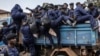 Des policiers congolais embarquent dans des camions pour un redéploiement à Bukavu, le 22 février 2025. 