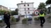Les travailleurs retirent une clôture sur la place de l'Union européenne, à Nova Gorica, à la frontière entre la Slovénie et l'Italie, alors que les restrictions de voyage COVID-19 à travers l'Europe sont progressivement assouplies, le 15 juin 2020. REUTERS / Borut Zivulovic