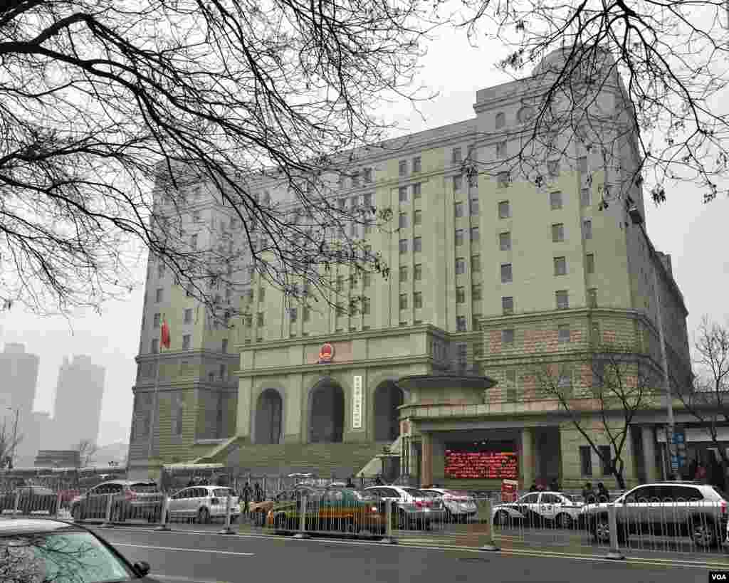  2015年12月14日,維權律師浦志強被控“煽動民族仇恨和尋釁滋事”案北京市第二中級人民法院。 (美國之音葉兵拍攝)