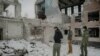 Des soldats ukrainiens visitent le site des bombardements russes où leurs camarades sont morts, lors d'un événement dédié à la mémoire des soldats ukrainiens tombés, à Kharkiv le 2 mars 2025.