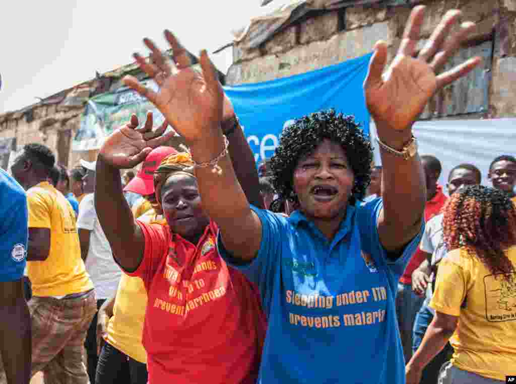 Des femmes jubilent à l’annonce de la fin de l’épidémie d’Ebola à Freetown, Sierra Leone, 7 novembre 2015 (AP Photo/Aurelie Marrier d'Unienvil)