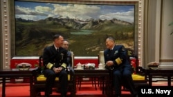 美國海軍作戰部長約翰·理查森同中國官員交談（美國海軍照片）。