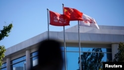 一個行人走過美國數據庫公司甲骨文在北京的辦公樓。（2020年9月16日）