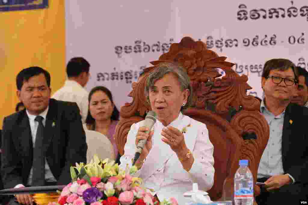 សម្ដេចស៊ីសុវត្ថិ ពង្សនារីមុនីពង្ស មានព្រះបន្ទូលទៅកាន់ព្រះសង្ឍនិងអ្នកចូលរូម ប្រមាណជាង៧០០នាក់នៅវត្តចាស់នៃរាជធានីភ្នំពេញ នៅថ្ងៃទី០៤មិថុនា ឆ្នាំ២០១៦ នៅក្នុងការប្រារព្ធខួប៦៧ឆ្នាំ ថ្ងៃអាណានិគមបារាំងកាត់ផ្ទេរទឹកដីខ្មែរដែលបប្ចុប្បន្នហៅថាកម្ពុជាក្រោម ឲ្យប្រទេសវៀតណាមនៅឆ្នាំ១៩៤៩។(ឡេង ឡែន/VOA)