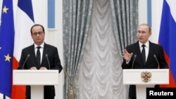 លោក​ប្រធានាធិបតី​រុស្ស៊ី​ Vladimir Putin​ និង​លោក​ប្រធានាធិបតី​បារាំង Francois Hollande ចូលរួម​សន្និសីទ​កាសែត​បន្ទាប់​ពី​ជំនួប​មួយ​នៅ​វិមាន​ក្រឹមឡាំង ក្នុង​ក្រុង​មូស្គូ កាលពី​ថ្ងៃទី២៦ ខែវិច្ឆិកា ឆ្នាំ២០១៥។