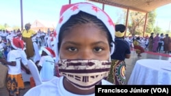 Maria, 13 ans, porte un masque facial dans le district de Mocimboa da Praia à Cabo Delgado, au Mozambique.