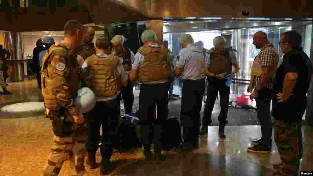 Des gendarmes français préparent du matériel médico-légal dans le hall de l'hôtel Radisson à Bamako, au Mali, 20 novembre 2015.
