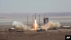 La photo du lancement de la fusée Simorgh portant un satellite, publiée par le site officiel du ministère iranien de la Défense, le 27 juillet 2017.