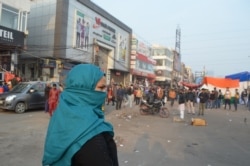 A woman walks up to join a protest against India's new citizenship law, in the Muslim-dominated Shaheen Bagh neighborhood of New Delhi. (Anjana Pasricha/VOA)
