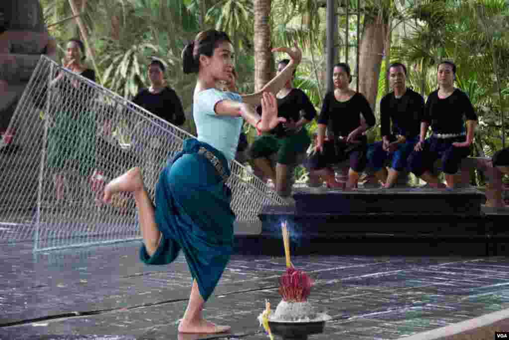អ្នករបាំក្នុងក្រុមសិល្បៈសុភីលីនហាត់សមសម្តែងរឿង «ព្រះនាងផាមីណាទេវី» ដែលច្នៃចេញពីរឿង «ខ្លុយវេទមន្ត» របស់លោក Mozart នៅឯរោងសិល្បៈរបស់ពួកគេនៅក្នុងក្រុងតាខ្មៅ ខេត្តកណ្តាល កាលពីថ្ងៃទី១២ ខែឧសភា ឆ្នាំ២០១៥។ (នូវ ពៅលក្ខិណា/VOA)