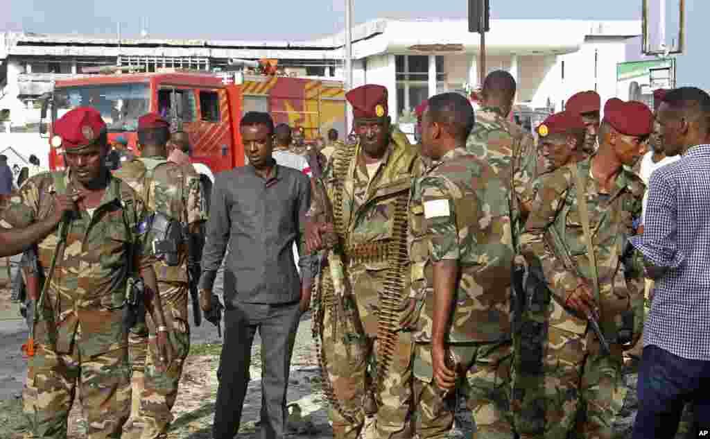 Des soldats somaliens sécurisent la scène du crime après l'explosion d'une voiture piégée près du Parlement, à Mogadiscio, en Somalie, le 25 mars 2018.
