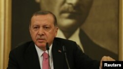 Le président turc Turkish Recep Tayyip Erdogan tient une conférence de presse à l'aéroport international Ataturk à Istanbul, Turquie, le 8 septembre, 2017.