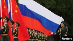 一名中國軍人2018年6月8日在北京人大會堂外為中國國家主席習近平歡迎俄羅斯總統普京而舉行的儀式做準備。