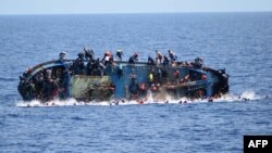 Photographie publiée le 25 mai 2016 par la Marine militaire italienne montrant un bateau empli de migrant près des côtes libyennes. 