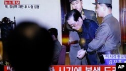 北韓領導人金正恩的姑父張成澤 (Jang Song Thaek)2013年12月12日在平壤以叛國罪受審，然後被處決。