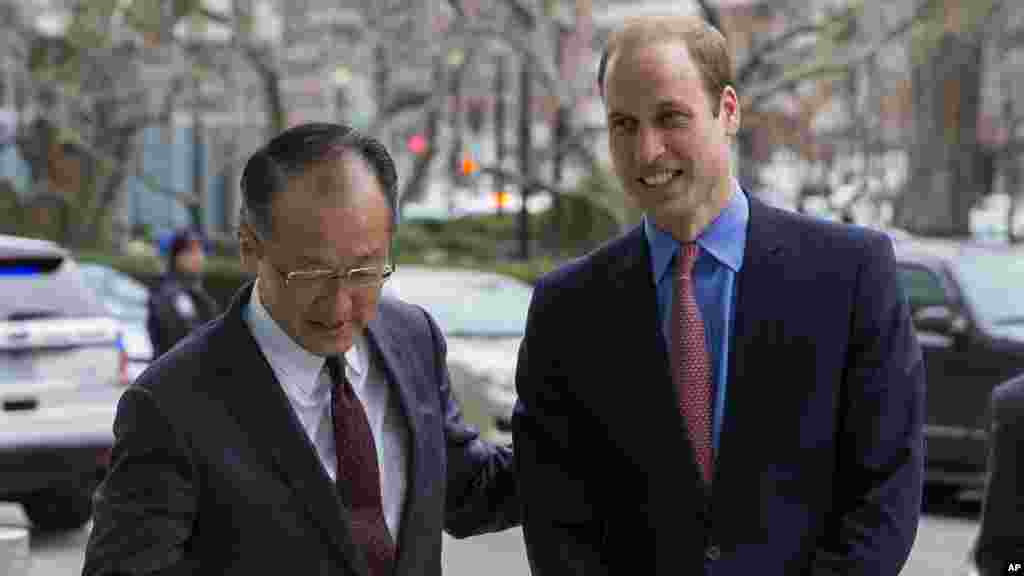 Le prince William est accueilli par le Président de la Banque mondiale Jim Yong Kim avant de parler sur le transport illégal de parties d'animaux sauvages à travers les frontières au cours d'un événement de l'Alliance Internationale d'Investigateurs de la Corruption, à la Banque mondiale à Washington, DC, le 8 décembre 2014.