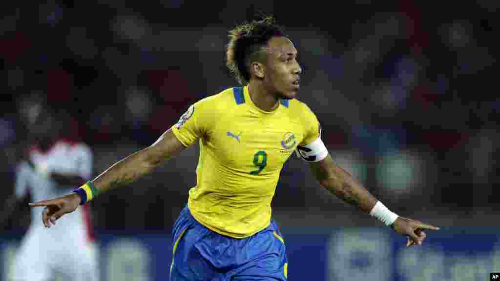 Pierre Aubameyang du Gabon célèbre après avoir marqué un but au cours du match du Groupe A de la Coupe d'Afrique des Nations de football contre Burkina Faso à Bata, en Guinée équatoriale, samedi 17 janvier 2015.