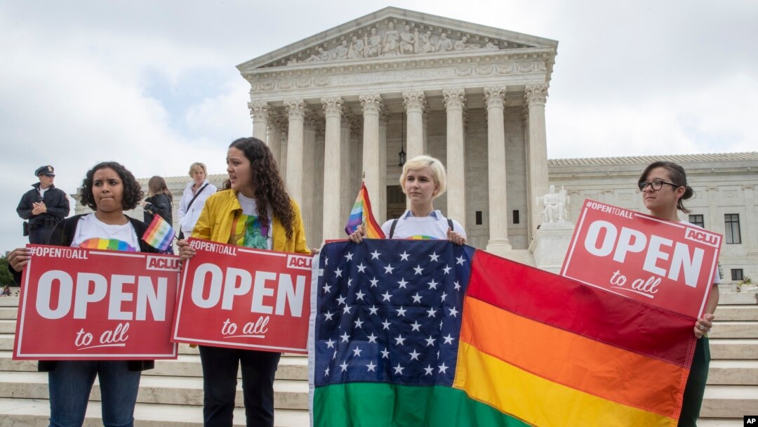 En esta foto del 4 de junio de 2018, los activistas de la American Civil Liberties Union se manifiestan ante el Tribunal Supremo en Washington.