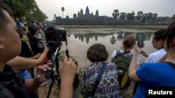 រូបឯកសារ៖ អ្នក​ទេសចរណ៍​ប្រមូល​ផ្តុំ​គ្នា​​​ដើម្បី​ថត​រូប​ប្រាសាទ​អង្គរវត្ត​ដ៏​ល្បីល្បាញ​របស់​កម្ពុជា​ ក្នុង​អំឡុង​ពេល​ថ្ងៃ​រះ​នៅ​ខេត្ត​សៀមរាប​កាល​ពី​ថ្ងៃ​ទី​២០ ខែ​មីនា ឆ្នាំ​២០១៥។