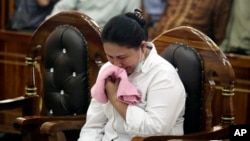 Meiliana pleure lors de l'audience de condamnation devant un tribunal de district de Medan, dans le nord de Sumatra, en Indonésie, le 21 août 2018. 