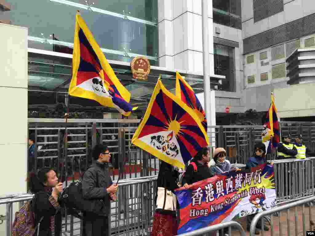 數名「香港與西部藏同行」成員,高舉西藏雪山獅子旗到中聯辦示威