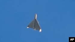 一架無人機在向烏克蘭基輔的建築物開火前幾秒鐘的瞬間。 （2022年10月17日，美聯社照片）