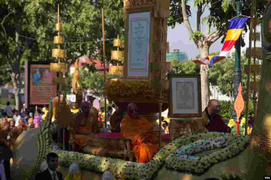 សម្តេចសង្ឃរាជកម្ពុជា សឹង្ហបុរី ម៉ុងហ្គោលី និងជប៉ុន គង់លើព្រះទីនាំង នៅក្នុងព្រះរាជពិធីដង្ហែព្រះរាជគោរមងារកិត្តិយស "ព្រះស្រីលោកធម្មិករាជ" ថ្វាយព្រះមហាក្សត្រសម្ដេចព្រះបរមនាថ នរោត្ដម សីហមុនី នាព្រឹកថ្ងៃទី៣ មិថុនា ២០១៥។ 