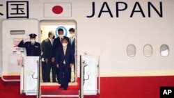 日本首相菅義偉率領日本代表團抵達美國馬里蘭州安德魯斯空軍基地。 （2021年4月15日）