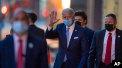 លោក Joe Biden ដែល​គេ​សន្មត់​ថា​ជា​ប្រធានាធិបតី​ជាប់​ឆ្នោត​ថ្មី​របស់​សហរដ្ឋ​អាមេរិក បាន​គ្រវីដៃ​នៅ​ពេល​លោក​ដើរ​ចេញ​ពី​មហោស្រព The Queen នៅ​ទីក្រុង Wilmington រដ្ឋ Delaware នៅ​ថ្ងៃ​ទី២៤ ខែវិច្ឆិកា ឆ្នាំ២០២០។