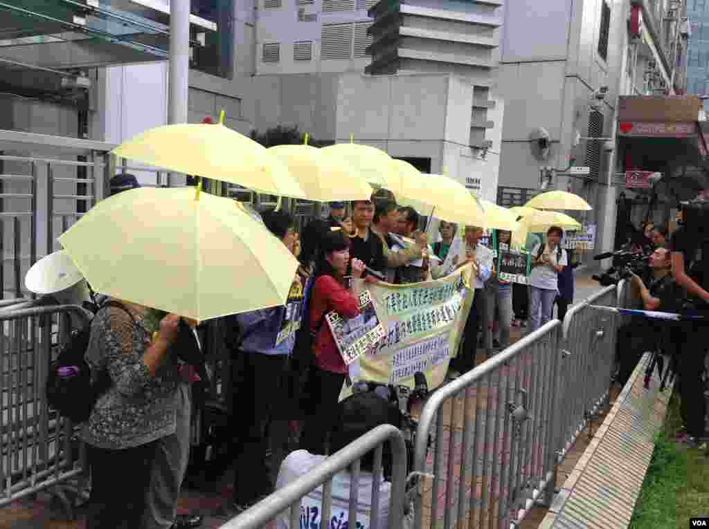 多個民間團體到中聯辦要求釋放中國內地人士(美國之音圖片/海彥拍攝)