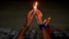 ARCHIVO: Familiares de encarcelados en Venezuela celebran una vigilia en la Universidad Central de Venezuela, en Caracas, el 17 de diciembre de 2024.