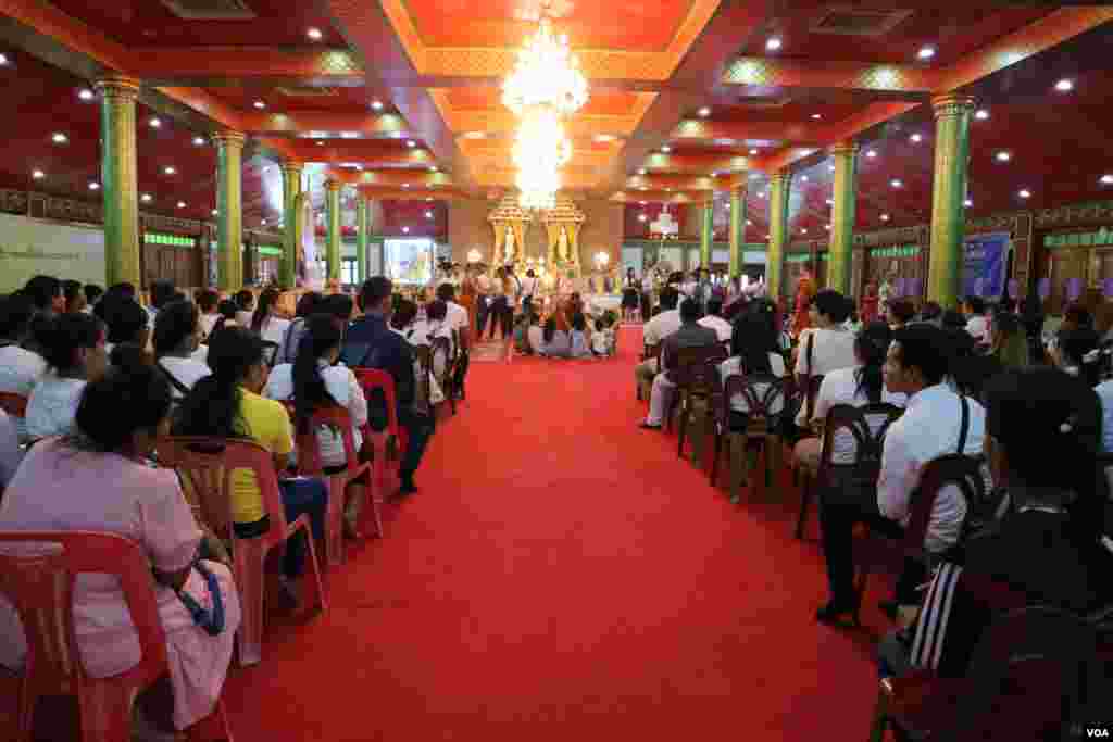 ពលរដ្ឋខ្មែរដែលភាគច្រើនជាពលករចំណាកស្រុកដែលកំពុងធ្វើការនៅប្រទេសថៃ នាំគ្នាប្រារព្ធពិធីបុណ្យភ្ជុំបិណ្ឌ នៅវត្តស៊ីសុដារ៉ាម ក្នុងទីក្រុងបាងកក នៅថ្ងៃទី២២ ខែកញ្ញា ឆ្នាំ២០១៩។ (កាន់ វិច្ឆិកា/VOA)