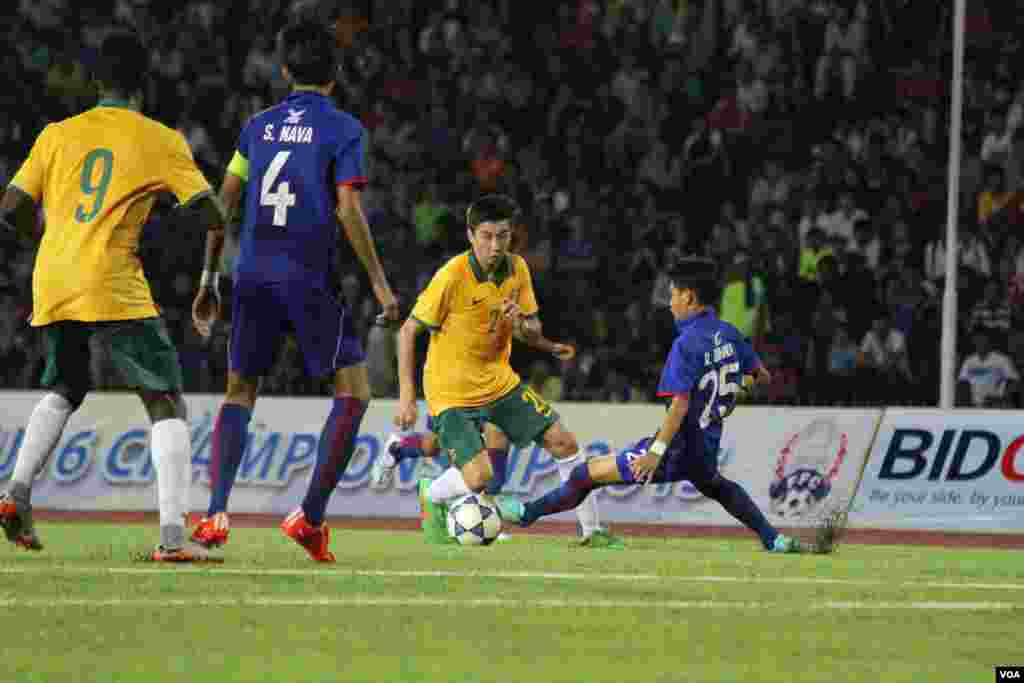 ការប្រកួតបាល់ទាត់ពានរង្វាន់យុវជនអាស៊ានក្រោមអាយុ១៦ រវាងក្រុមជម្រើសជាតិកម្ពុជា និង អូស្រ្តាលី កាលពីថ្ងៃទី៣០ ខែកក្កដា ឆ្នាំ២០១៥ នៅពហុកីឡាដ្ឋានជាតិអូឡាំពិក។ កម្ពុជាបានចាញ់អូស្រ្តាលី ក្នុងលទ្ធផល០ទល់នឹង៤។ (ប៉ាង ចំណាន/VOA)