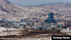 Le complexe industriel de Kaesong, vu du poste d'observation de Dora près du village frontalier de Panmunjom, en Corée du Nord.
