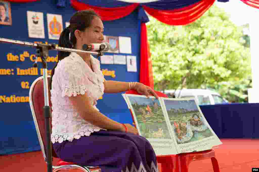 កម្មវិធីអានរឿននិទាន និងសំណួរចម្លើយ ដល់សិស្សថ្នាក់បឋមសិក្សា មកពីសាលានានាក្នុងរាជធានីភ្នំពេញ នៅក្នុងពិព័រណ៍សៀវភៅនៅកម្ពុជាលើកទី៥ ក្រោមប្រធានបទ «បង្កើនការអាន បង្កើតការសរសេរ» នៅឯបណ្ណាល័យជាតិ ក្នុងរាជធានីភ្នំពេញ កាលពីថ្ងៃទី៣ ខែធ្នូ ឆ្នាំ២០១៦។ (ហ៊ាន សុជាតា/ VOA)