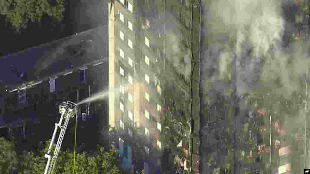 La Grenfell Tower entièrement submergée par les flammes, à Londres, le 14 juin 2017.