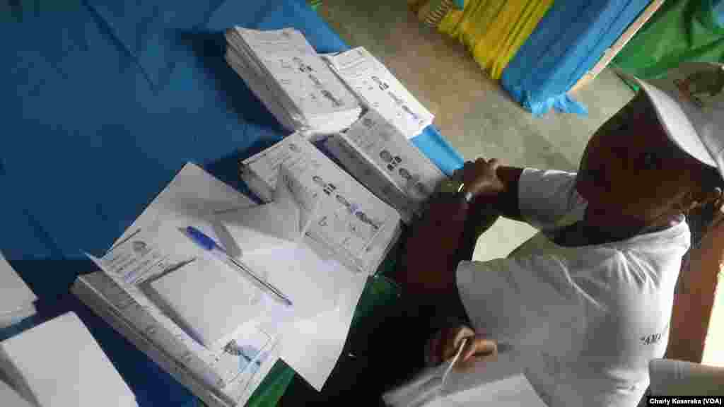 Un agent attend les électeurs dans un bureau de vote à Kigali, Rwanda, 4 août 2017. (VOA/Charly Kasereka)