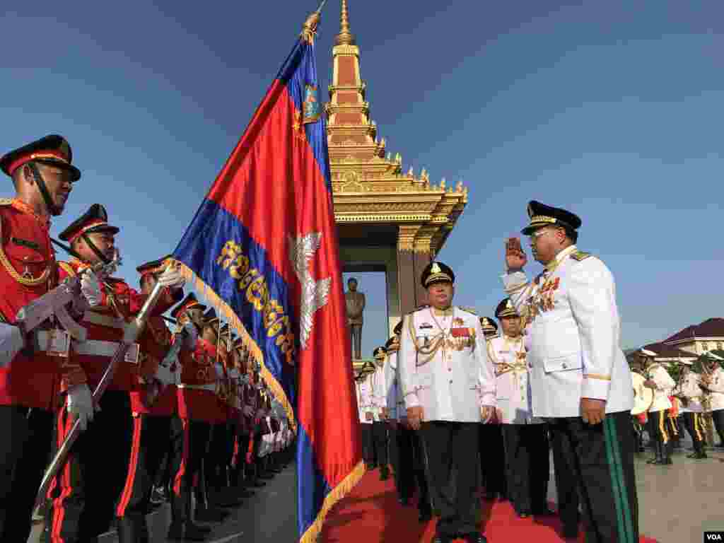 ក្រុមមន្ត្រីនគរបាលជាតិគោរពកងកិត្តិយសត្រែទ័ពកម្ពុជា ក្នុងពិធីរំឭកខួបប្រាំពីរឆ្នាំនៃការសោយទិវង្គតរបស់អតីតព្រះមហាក្សត្រព្រះបាទ នរោត្តម សីហនុ នៅថ្ងៃទី១៥ ខែតុលា ឆ្នាំ២០១៩ ក្នុងរាជធានីភ្នំពេញ។ (ហ៊ុល រស្មី/VOA)