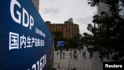 上海街頭一個電子屏上顯示中國國民生產總值數據。（2021年10月18日）