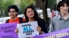 La représentante démocrate Rashida Tlaib (au centre) prend part à une manifestation pour inciter le président Joe Biden à annuler la dette étudiante près de la Maison Blanche à Washington, mercredi 27 juillet 2022. A ses côtés, son fils Adam (à g.).