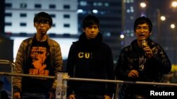 ក្រុម​មេដឹកនាំ​និសិ្សត លោក ​Joshua Wong ​លោក ​Lester Shum ​និង​លោក​Alex Chow​ (រូប​ពីឆ្វេង​ទៅ​ស្តាំ) ​ចូលរួម​ការប្រមូលផ្តុំគ្នា​នៅ​តំបន់តវ៉ា​ Occupy Central ​នៅ​ខាងក្រៅ​ក្រុមប្រឹក្សានីតិបញ្ញត្តិ​នៅ​តំបន់ ​Admiralty ​ក្នុង​ទីក្រុងហុងកុង​ កាលពី​ថ្ងៃទី១០ ​ខែធ្នូ ​ឆ្នាំ២០១៤។