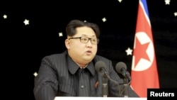 2月15日，北韓朝中社發布一張沒有註明拍攝時間的照片，顯示北韓領導人金正恩參加一場為最近的火箭試射功臣所舉辦的宴會。